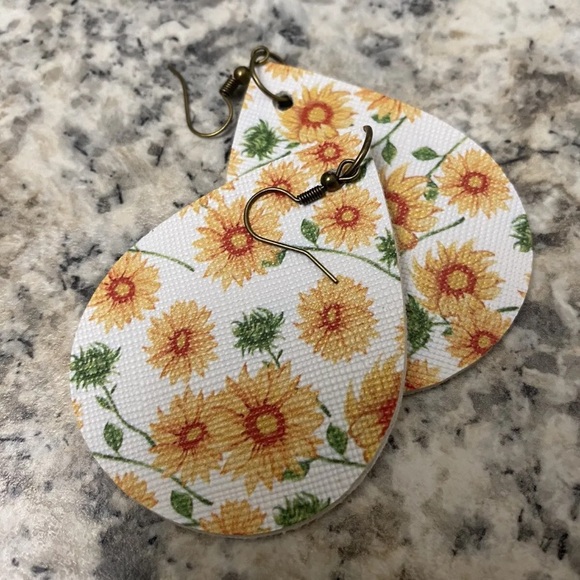 Large Tear Drop Earrings Handmade in Tennessee.

Flower print on both sides - Picture 3 of 3